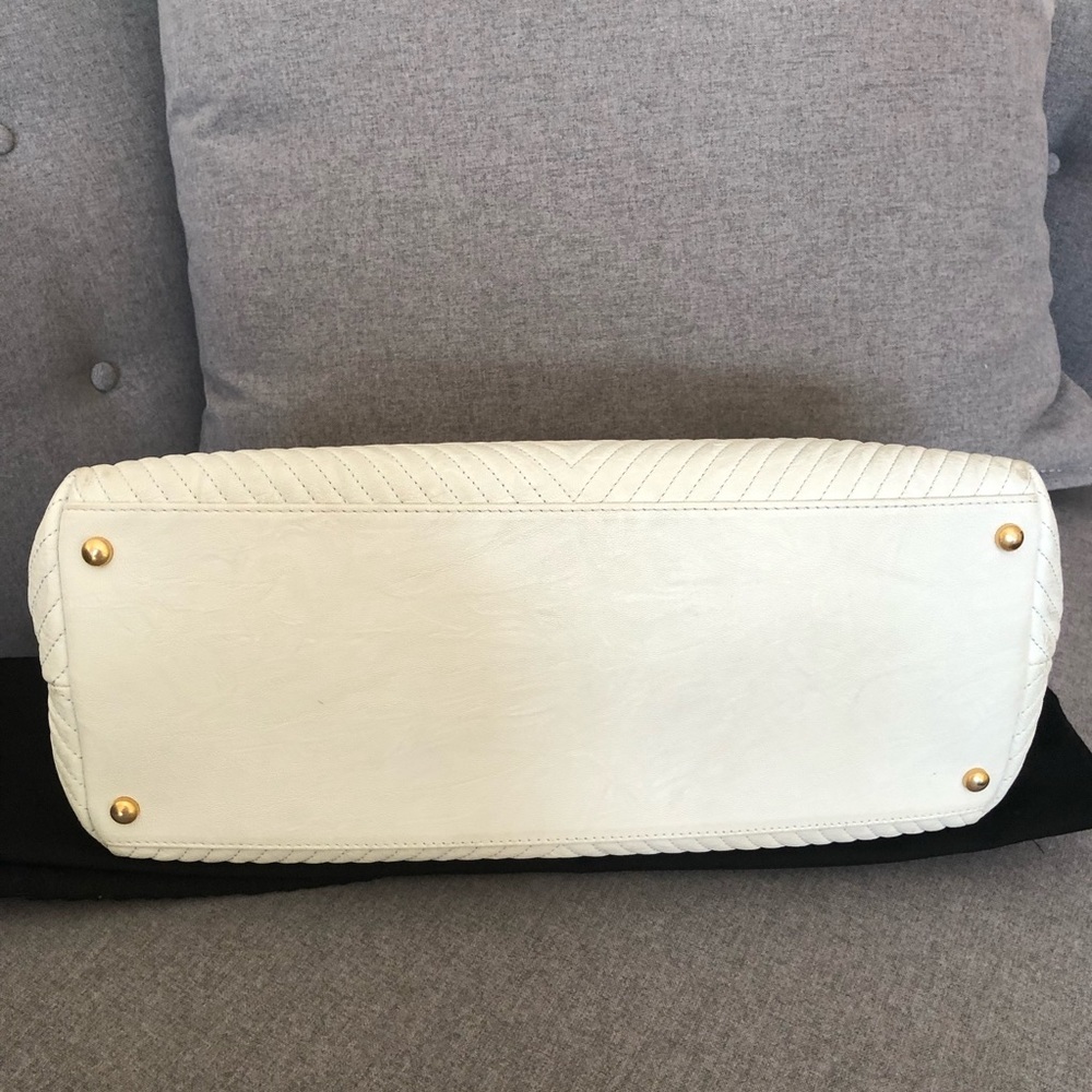 ❗️TRADED❗️CHANEL Calfskin Medallion Chevron Tote - Picture 3 of 8